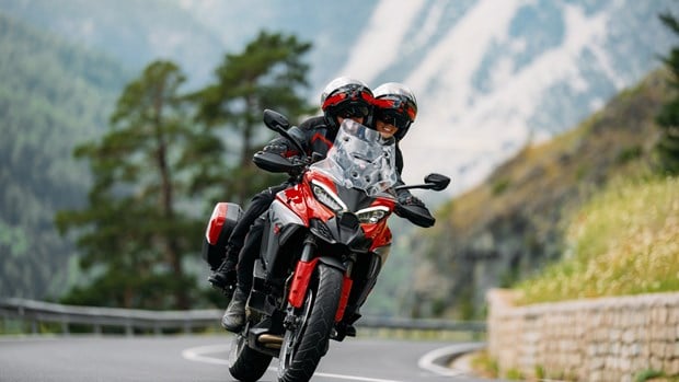 Ducatimotorcykel på landsväg