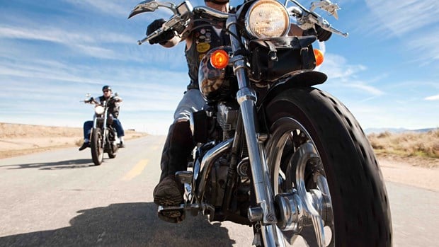 Två motorcyklister på vägen